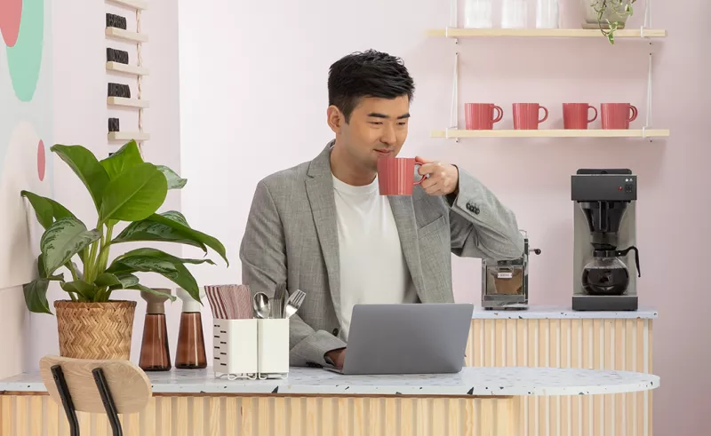 Man drinking coffee 